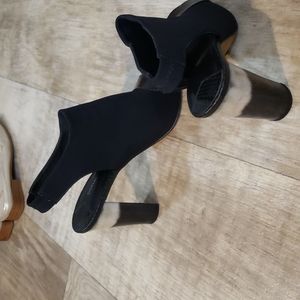 Donald J Pliner, Black. Size 8